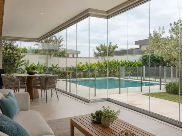 Sacada de vidro para área de lazer com piscina — inspiração 3 com perfis naturais