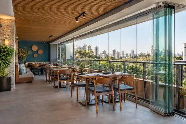 Inspiração de sacada de vidro para restaurante