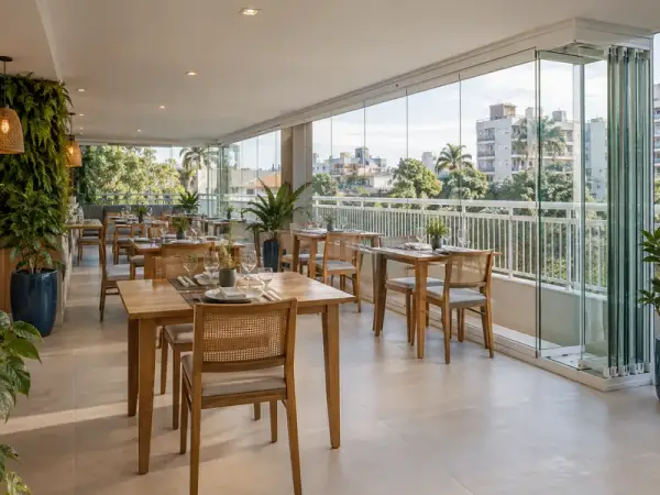 Sacada de vidro para restaurante — inspiração 1 com perfis brancos
